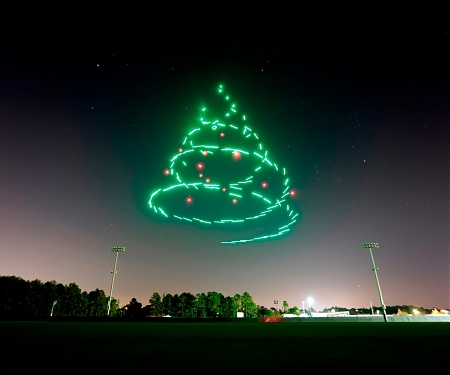 (Video) Intel's Shooting Star Drones Bring Flying Christmas Lights to Disney World