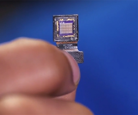 FlatScope : Lens-Free Fluorescent Microscope for Imaging Deep Inside Body