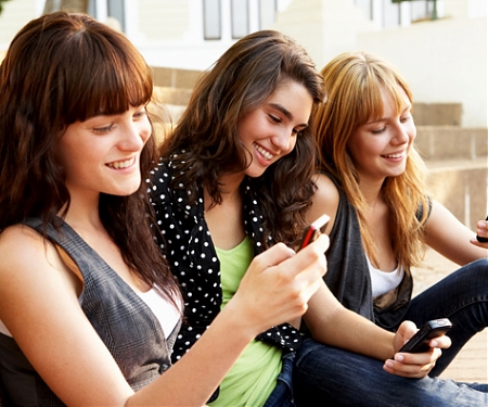 Teens Still Prefer Texting to Instant Messaging