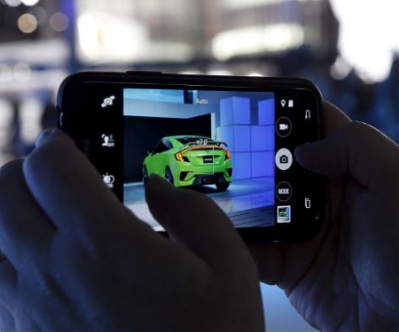 Survey : One in Three People Would Pick a Phone Over a Car