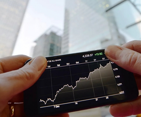 Why People Are Buying More Expensive Smartphones Than They Have in Years