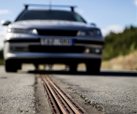 (Video) Sweden's New Electric Highway Works Like a Scaled-Up Slot Car Track - eRoadArlanda