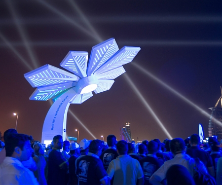 These Solar "Palm Trees" In Dubai Will Charge Phones At Parks And Beaches