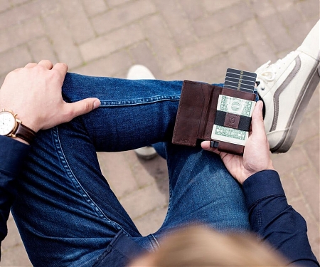 Solar-Powered Smart Wallet Reveals Its Whereabouts with Voice Commands - Ekster 3.0