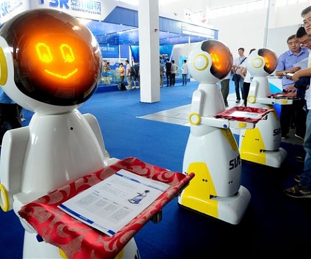 Virus Pushes Robots to the Frontlines of Hospitals