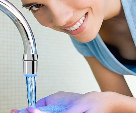 This LED Faucet Light Changes Color Based on Water Temperature