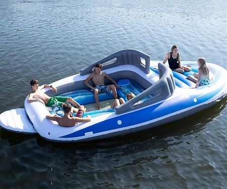 Amazon Now Sells a Boat-Shaped Pool Float That Fits Up to 6 Poople