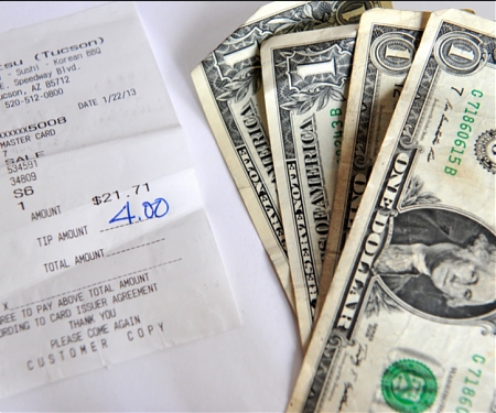 (Infographic) How To Tip Around the World