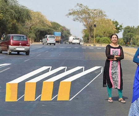 (Video) Painted Optical Illusion Road Blocks Trick Drivers Into Slowing Down in India