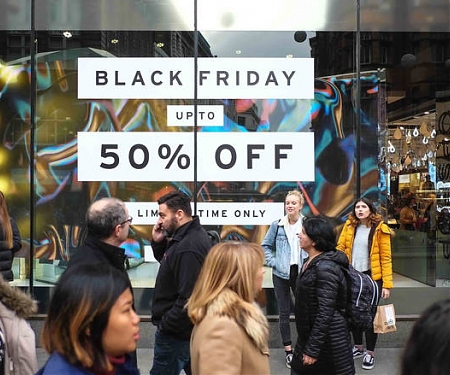 Visualizing How Much Americans Spend on Holidays