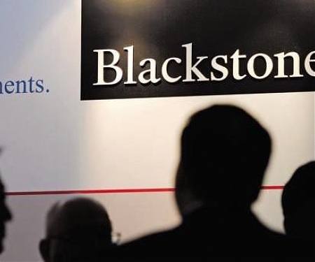 Warehouses Lure More Cash Than Offices in Pandemic-Fueled Flip