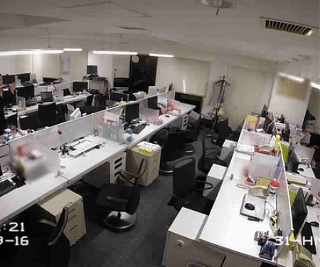 (Video) Nissan's Self-Parking Chairs Keep Lazy Offices Tidy