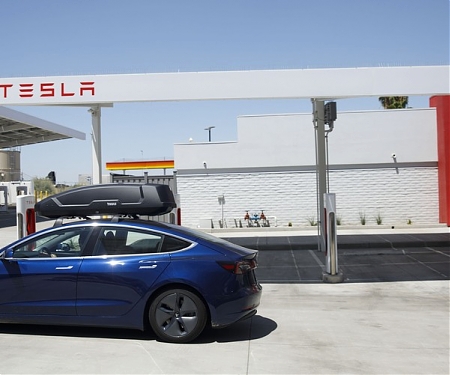 Tesla’s Competitors Find That Going Electric has Its Own Set of Problems