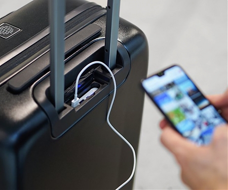 Smart Luggage Includes Bluetooth Trackers and a Power Bank to Simplify Traveling - Jey&Em ‘ONE’
