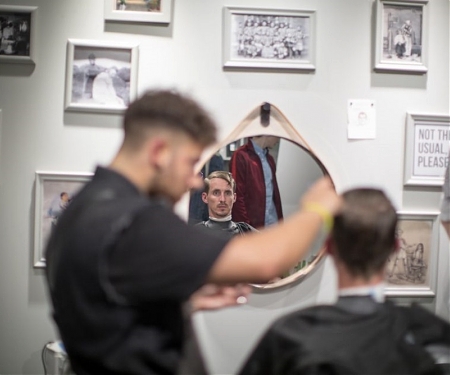 AR Mirror Invites Passersby To Try Out New Hairstyles