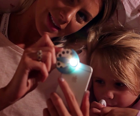 (Video) Mini Smartphone Projector for Interactive Bedtime Stories - Moonlite