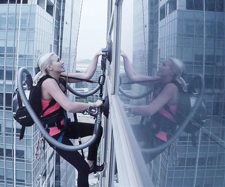 (Video) How Good Is This Vacuum? You Can Climb a Skyscraper With Its Suction