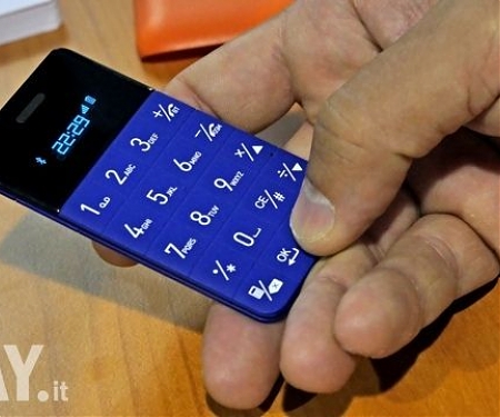 (Video) Super-slim Anti-Smartphone of a Size of Credit Card