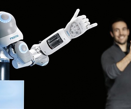(Video) Festo’s Agile Robot Handles Objects Effortlessly - BionicSoftHand