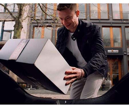 Daimler Pilot Project of Lab1886 Delivers Packages Direct to Parked Cars