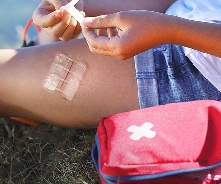 ZipStitch - A DIY Non-Invasive Substitute for Stitches Based on Zip-Ties