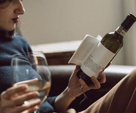 (Video) Stories Wrapped Around Wine Bottles Let You Read And Sip