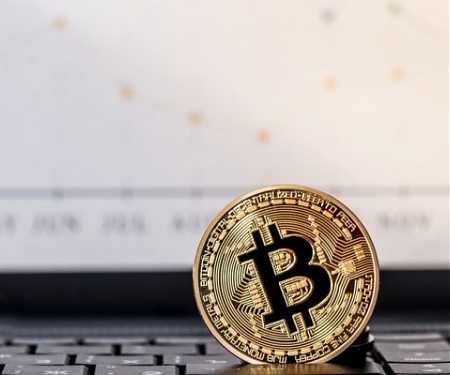 Diversification (+260%) vs. Bitcoin-Only Portfolio (+47%)