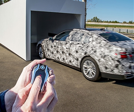 (Video) BMW's 7 Series Lets You Park by Remote Control
