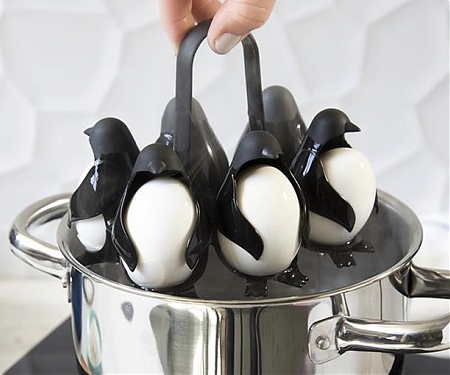 Penguin-Shaped Egg Holder and Boiler Designed to Dive Into Hot Water