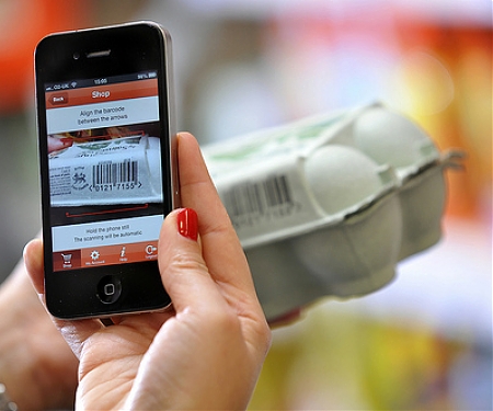 How Do Shoppers Bring Digital into Physical Stores ?