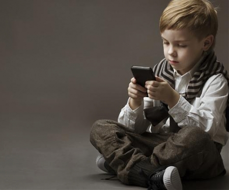 Moblie Kids : The Parent, The Child and The Smartphone