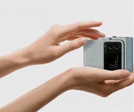 Galaxy Flip Case with a Built-in Foldable Tripod can Transform Your Phone Into Camcorder