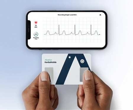 This Credit Card-Shaped Device Can Accurately Capture an EKG - KardiaMobile Card