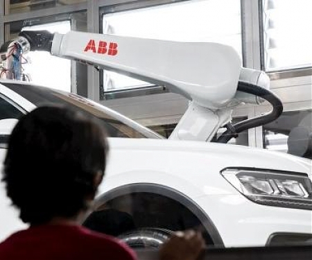 (Video) Move Over Picasso, Watching This Robot Paint a Car is Mesmerizing -PixelPaint