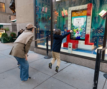 (Video) Lego's Holiday Store Windows Feature an AR Snowball Fight