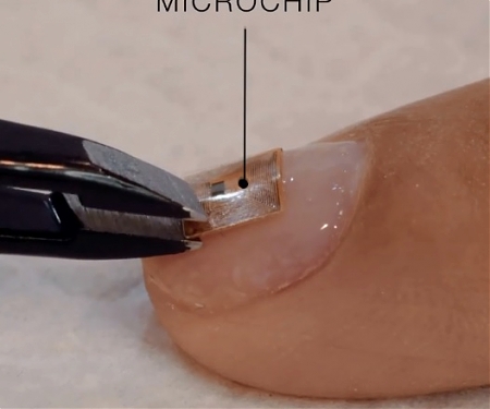 (Video) Dubai Salon Introduces Unusual Manicure to Turn Fingers into Data Storage Devices