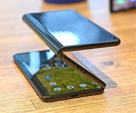 (Patent) Microsoft Patents a Triple-Screen Folding Phone