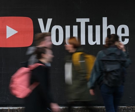Extremely Online : American Teens' Social Media Habits