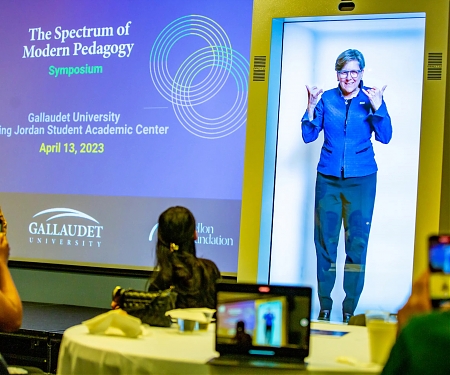 (Video) Holoportation Box is a Sign of Things to Come for ASL Learning