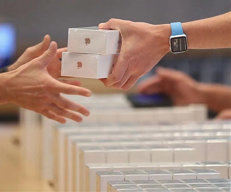 October Global Smartphone Sales Break Two-Year Losing Streak