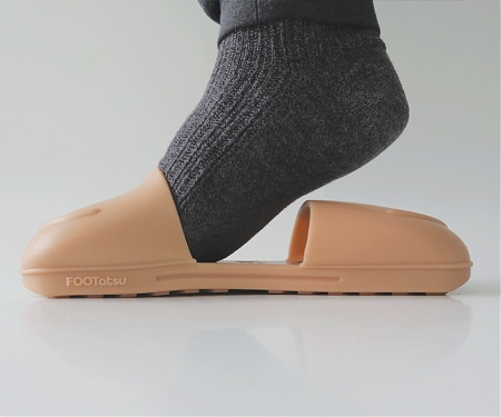 Absurdly Clever Slipper Was Designed to be Worn in Any Direction - FOOTatsu
