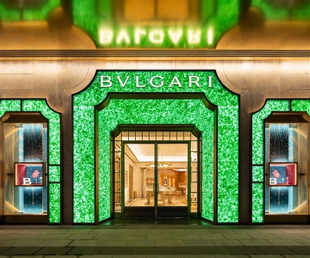 (Video) Recycled Bottles Transformed Into Luxury Store's Stunning Green Facade