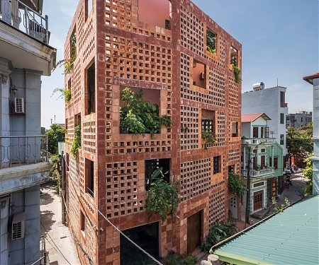 A Greenery-Filled Residence with An Optimal Interior Temperature