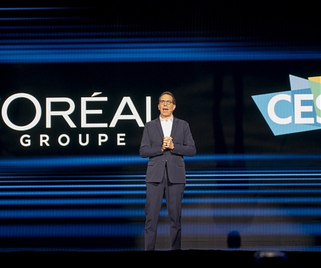 (CEC 2024) L’Oréal’s Futuristic Hairdryer Uses Infrared light for More Hydrated Hair