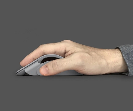 Foldable Mouse Concept Combines Two Familiar Designs Into One Ambidextrous Design