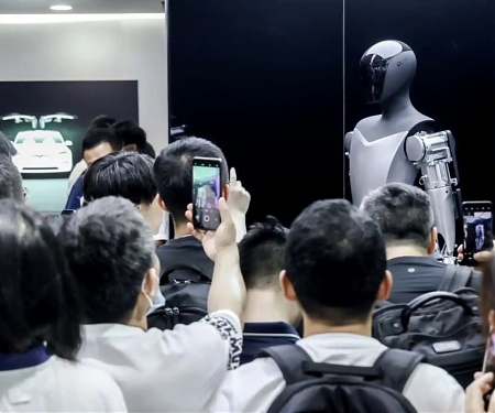 Tesla's Robot 'Optimus' Arrives in a Tesla Store in New York