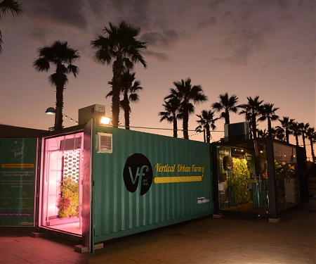 (Video) Vertical Farms Grow Veggies on Site at Restaurants and Grocery Stores