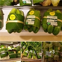 Thai Supermarket Wraps Food in Banana Leaves Instead of Plastic